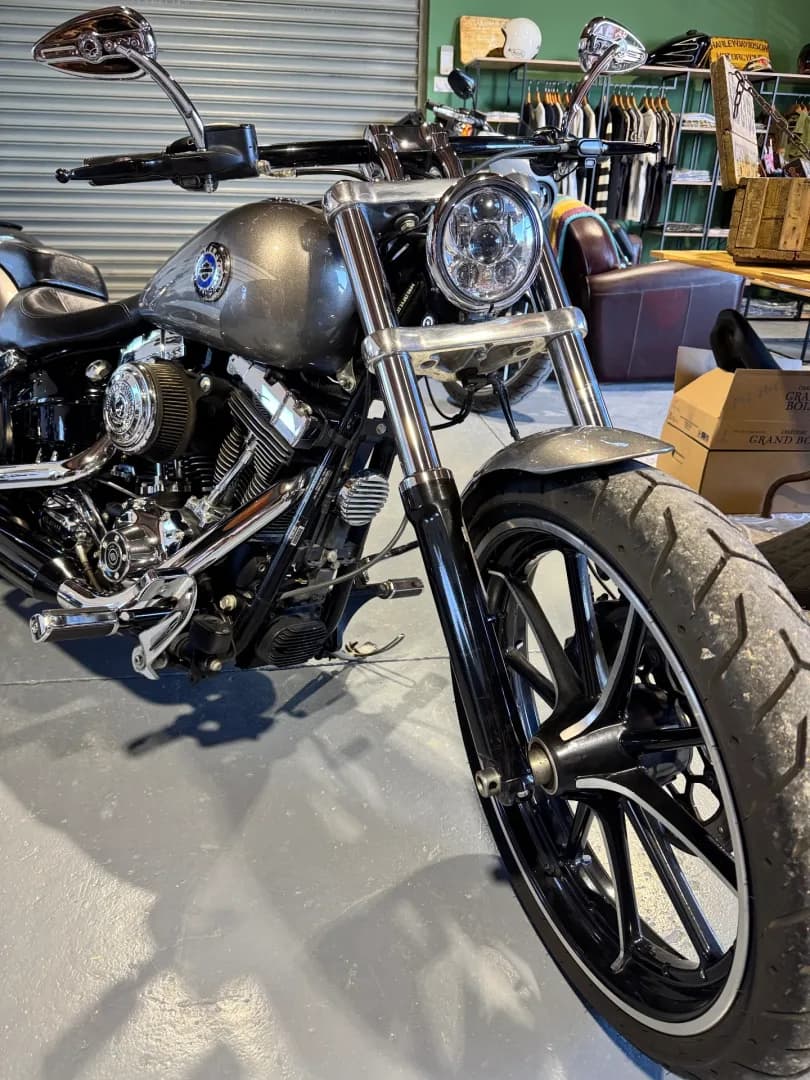 Harley Davidson Softail Breakout 1690 (103 ci) - Miniature 2